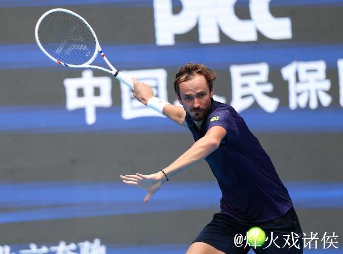 ATP巴黎大师赛:梅德韦杰夫轻松晋级 阿利亚西姆上演逆转好戏 ATP巴黎大师赛:梅德韦杰夫轻松晋级 阿利亚西姆上演逆转好戏